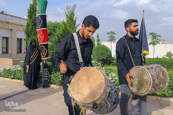 آیین برافراشتن پرچم حسینی بر فراز بلندترین سکوی پرچم ایران