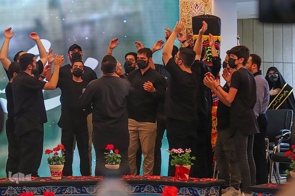 آیین برافراشتن پرچم حسینی بر فراز بلندترین سکوی پرچم ایران