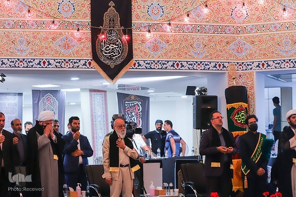 آیین برافراشتن پرچم حسینی بر فراز بلندترین سکوی پرچم ایران