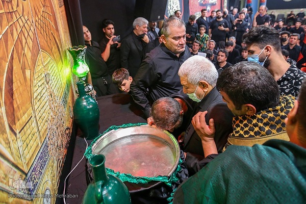 حسینیه ایران؛ آیین طشت‌گذاری در حسینیه امام حسن(ع)