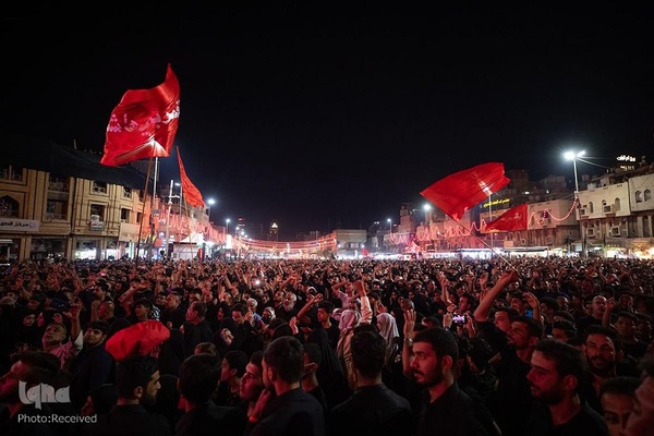 تعویض پرچم حرمین شریفین در کربلا به مناسبت فرارسیدن ماه محرم