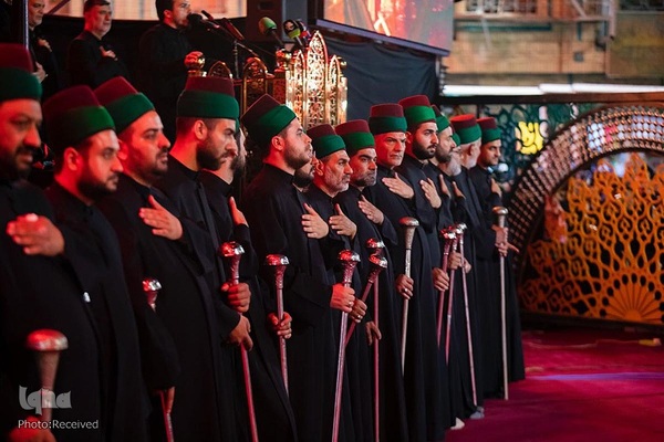 تعویض پرچم حرمین شریفین در کربلا به مناسبت فرارسیدن ماه محرم