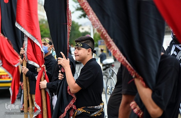 حسینیه ایران؛ بیرق‌کشی بچه هیئتی‌های شیراز