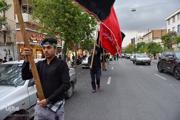 حسینیه ایران؛ بیرق‌کشی بچه هیئتی‌های شیراز