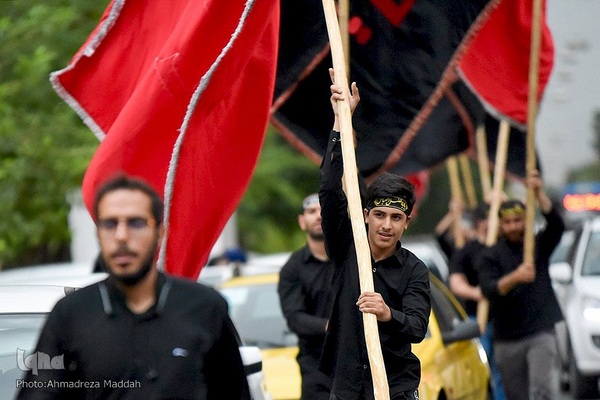 حسینیه ایران؛ بیرق‌کشی بچه هیئتی‌های شیراز