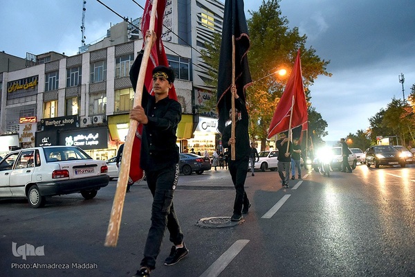 حسینیه ایران؛ بیرق‌کشی بچه هیئتی‌های شیراز