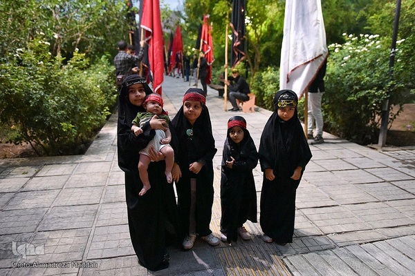 حسینیه ایران؛ بیرق‌کشی بچه هیئتی‌های شیراز