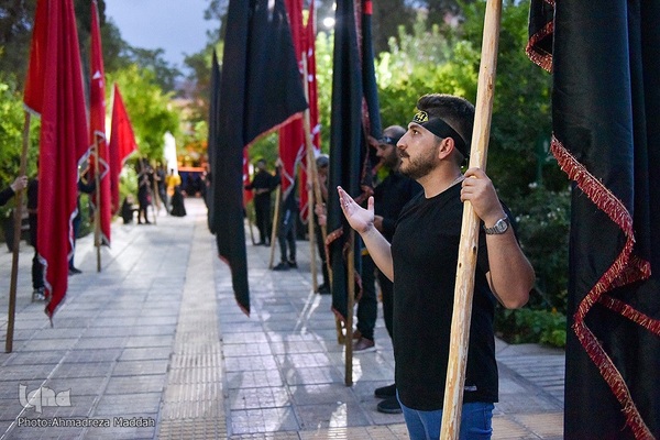 حسینیه ایران؛ بیرق‌کشی بچه هیئتی‌های شیراز