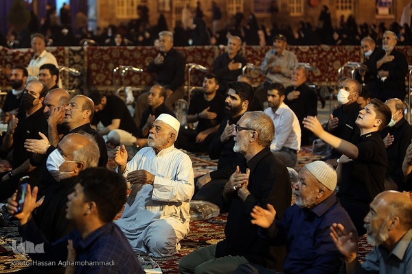 مراسم عزاداری چهارمین شب دهه اول محرم در صحن امام حسین(ع) حرم مطهر حضرت عبدالعظیم حسنی(ع) در شهر ری