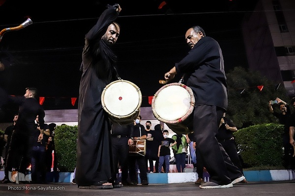 سینی‌گردانی در اهواز به یاد شهید نوجوان کربلا