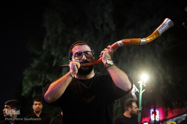 سینی‌گردانی در اهواز به یاد شهید نوجوان کربلا