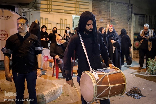 سینی‌گردانی در اهواز به یاد شهید نوجوان کربلا