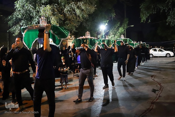 سینی‌گردانی در اهواز به یاد شهید نوجوان کربلا