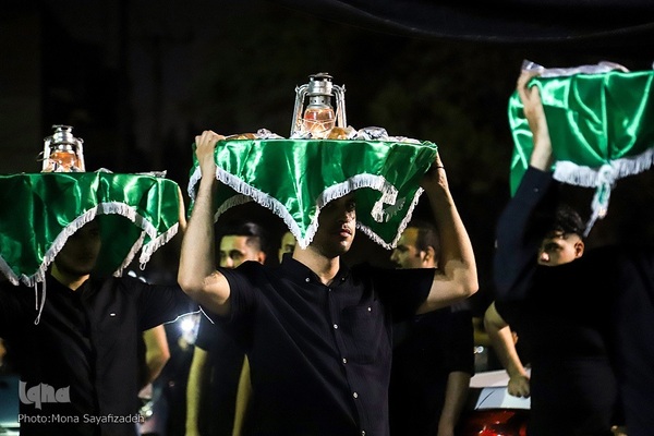 سینی‌گردانی در اهواز به یاد شهید نوجوان کربلا