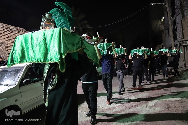 سینی‌گردانی در اهواز به یاد شهید نوجوان کربلا