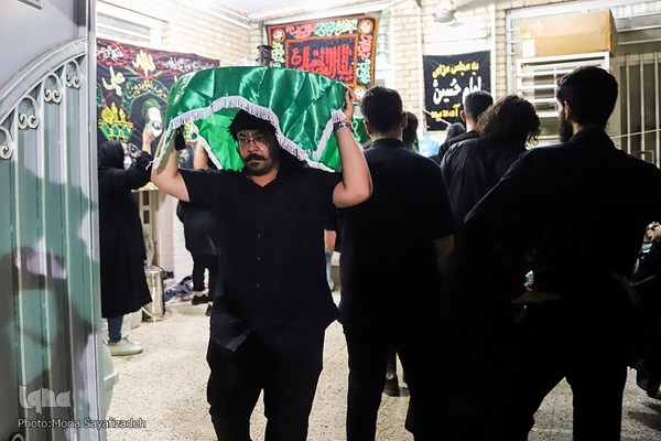 سینی‌گردانی در اهواز به یاد شهید نوجوان کربلا