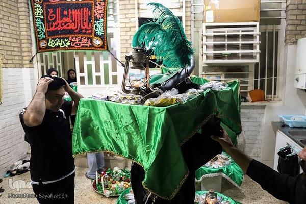 سینی‌گردانی در اهواز به یاد شهید نوجوان کربلا