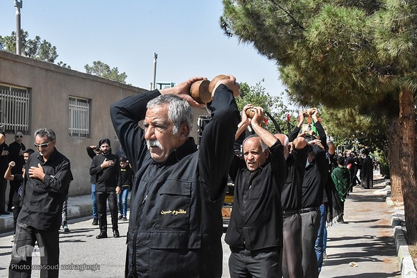 حسینیه ایران؛ آیین سنتی سنگ زنی و نخل گردانی در روستای علاء سمنان