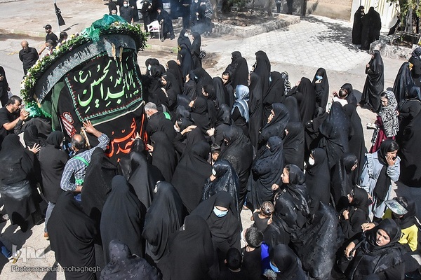 حسینیه ایران؛ آیین سنتی سنگ زنی و نخل گردانی در روستای علاء سمنان