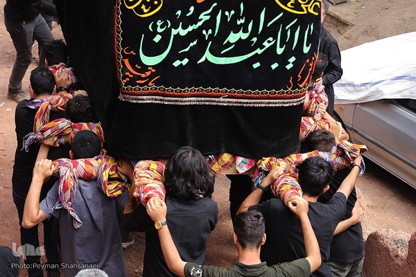 نخل‌گردانی روز عاشورا در روستای ابیانه