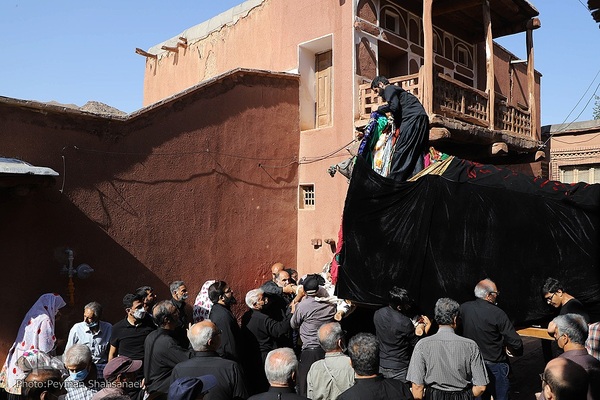 نخل‌گردانی روز عاشورا در روستای ابیانه
