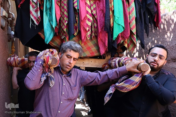 نخل‌گردانی روز عاشورا در روستای ابیانه