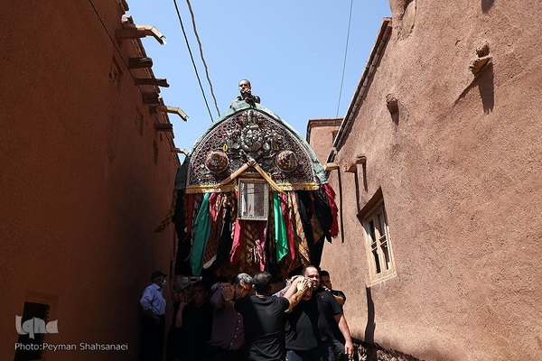 نخل‌گردانی روز عاشورا در روستای ابیانه