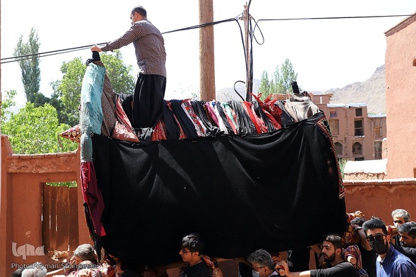 نخل‌گردانی روز عاشورا در روستای ابیانه
