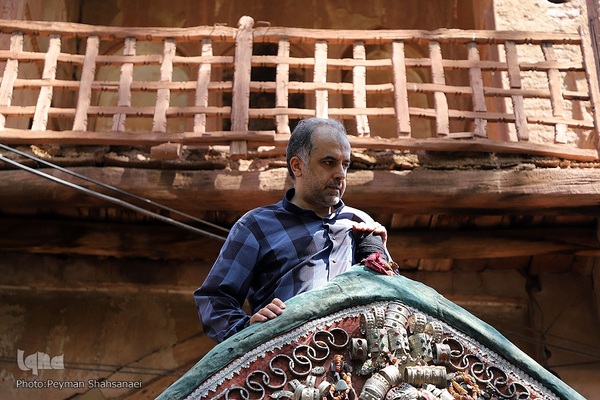 نخل‌گردانی روز عاشورا در روستای ابیانه
