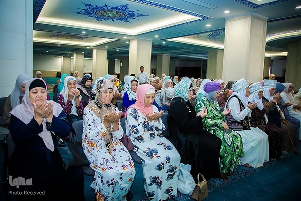 اهدای روسری به بانوان محجبه در مسجد مرکزی بیشکک