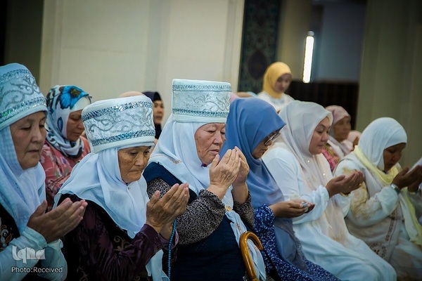 اهدای روسری به بانوان محجبه در مسجد مرکزی بیشکک