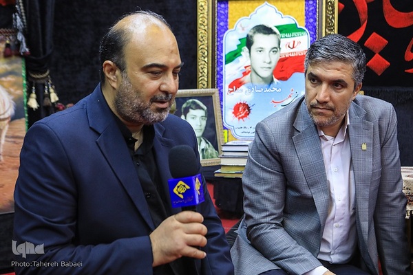 از راست، حسن محمدی و عباس امام‌جمعه در دیدار جامعه قرآنی با خانواده شهید عبدالله مداح