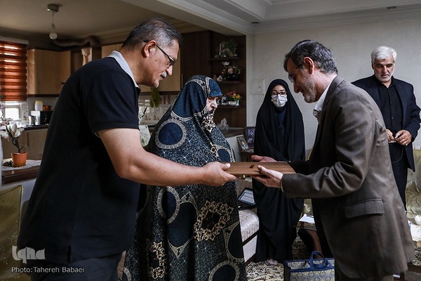 دیدار جامعه قرآنی با خانواده شهید حمید صفاری