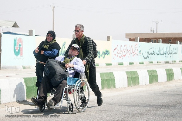 پیاده‌روی زائران اربعین در چذابه