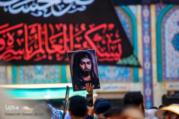 لحظه‌های دلتنگی در آستان حسینی