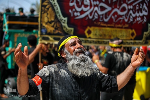 لحظه‌های دلتنگی در آستان حسینی