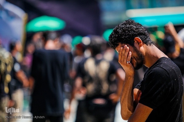 لحظه‌های دلتنگی در آستان حسینی