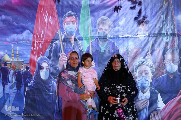 جاماندگان اربعین حسینی در حرم حضرت شاهچراغ‌(ع) در شیراز