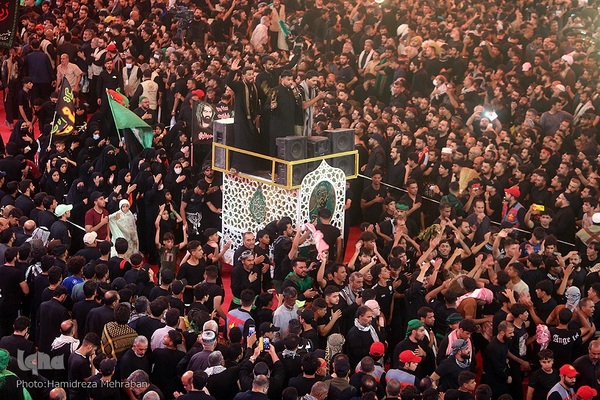 حرم مطهرحضرت اباعبدالله الحسین‌(ع) در روز اربعین