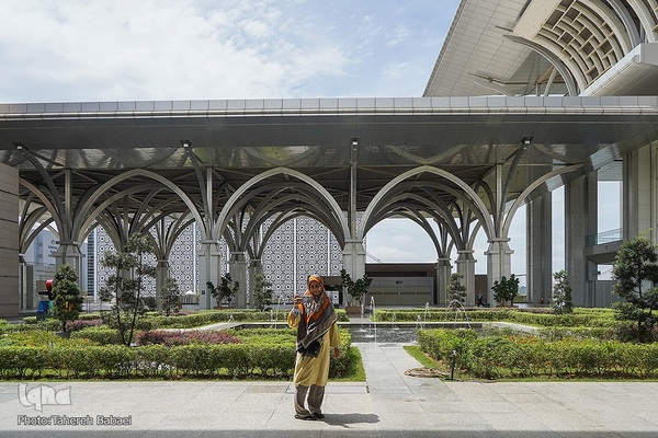 مسجد نقره‌فام مالزی؛ سازه‌ای آهنین