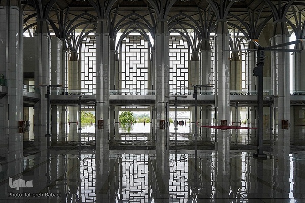 مسجد نقره‌فام مالزی؛ سازه‌ای آهنین