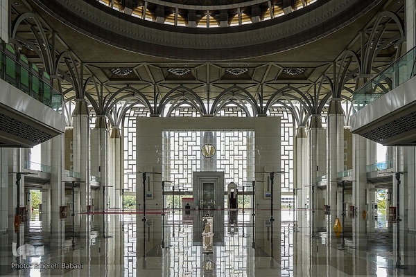 مسجد نقره‌فام مالزی؛ سازه‌ای آهنین