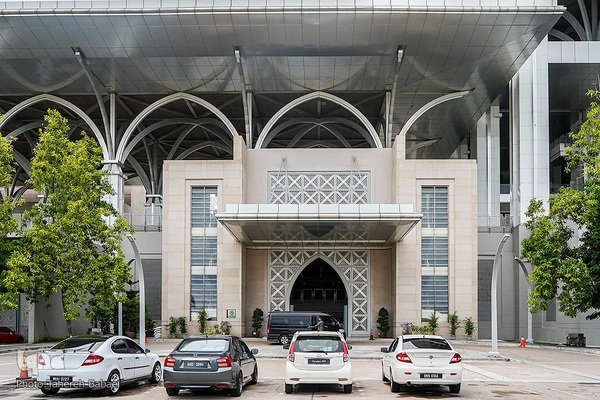 مسجد نقره‌فام مالزی؛ سازه‌ای آهنین