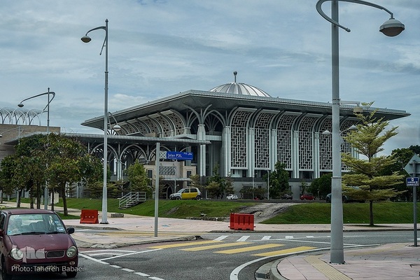 مسجد نقره‌فام مالزی؛ سازه‌ای آهنین