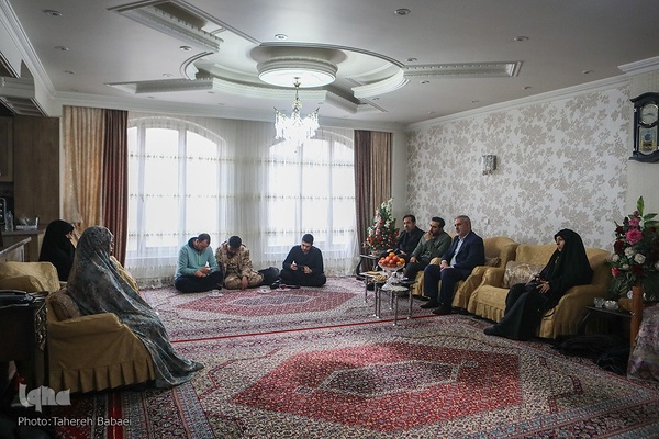 دیدار نمایندگان جامعه قرآنی با خانواده شهید حسین امیدواری