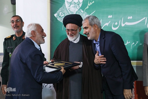 تجمع چند هزار نفری فرهنگیان در حرم عبدالعظیم