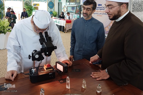 بازدید شیخ المصراوی از بخش ایران در جشنواره هنرهای قرآنی مالزی