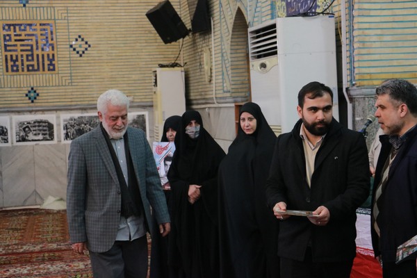 تجلیل از خانواده های شهدای منطقه 14 تهران