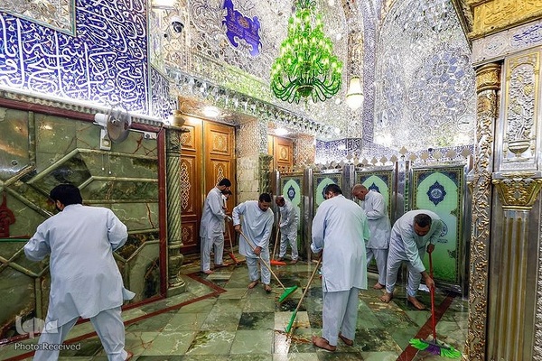 شستشوی اطراف ضریح‌مطهر علوی به مناسبت سالروز ولادت امیرالمومنین حضرت علی (ع)