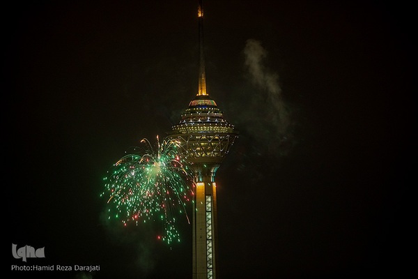 نورافشانی جشن پیروزی انقلاب اسلامی در برج میلاد